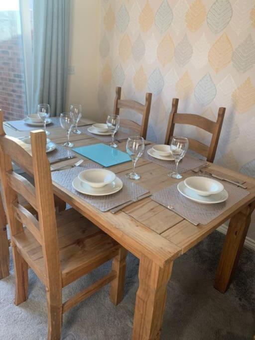 Spacious Detached 5 Bedroom4 Bathroom Wifi Parking Newcastle-under-Lyme Buitenkant foto
