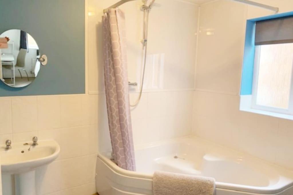Spacious Detached 5 Bedroom4 Bathroom Wifi Parking Newcastle-under-Lyme Buitenkant foto